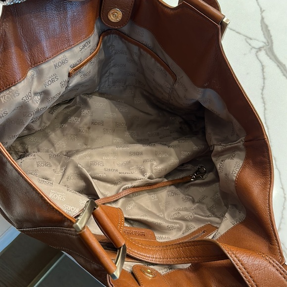 Vintage leather Michael Kors Camel coloured shoulder bag with gold hardware - Picture 14 of 14